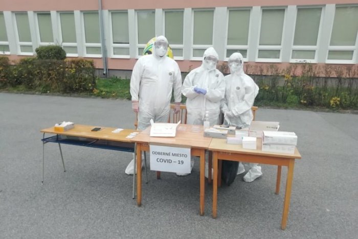 Ilustračný obrázok k článku Testuje sa už druhý deň. V Bardejove aj kúpeľných hostí a na Orave pomáha aj premiér, FOTO