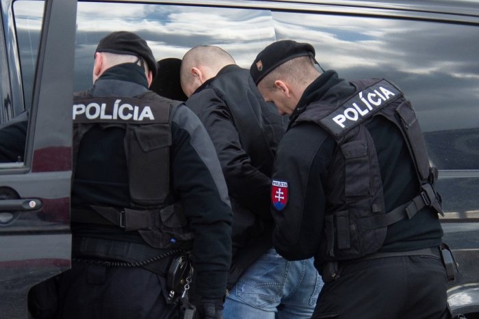 Ilustračný obrázok k článku Brutálny prepad v trafike s použitím slzotvorného plynu: Popradskí policajti sa vyznamenali