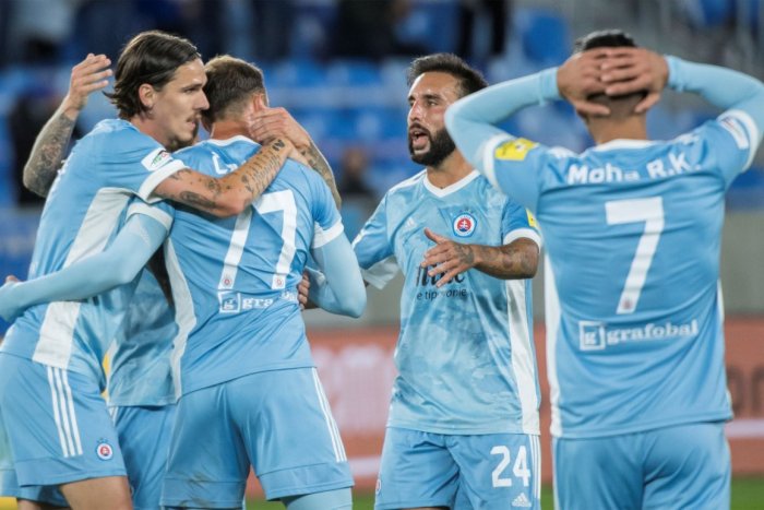 Ilustračný obrázok k článku Veľké DERBY v ohrození! Do šatne Slovana vo veľkom VTRHOL koronavírus