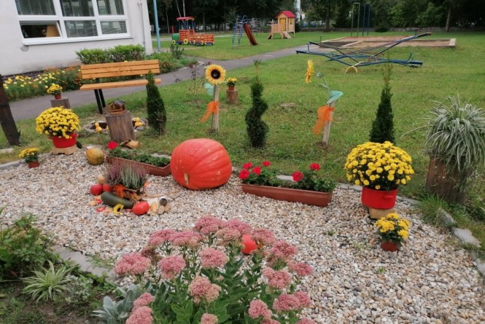 Ilustračný obrázok k článku Škôlka v Humennom dostala nový šat: Pribudli preliezky aj jazierko, FOTO