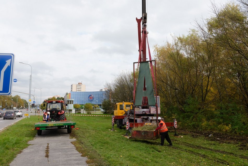 Ilustračný obrázok k článku Chodili sme okolo neho 40 rokov: Historický nápis Agrokomplex je preč, FOTO
