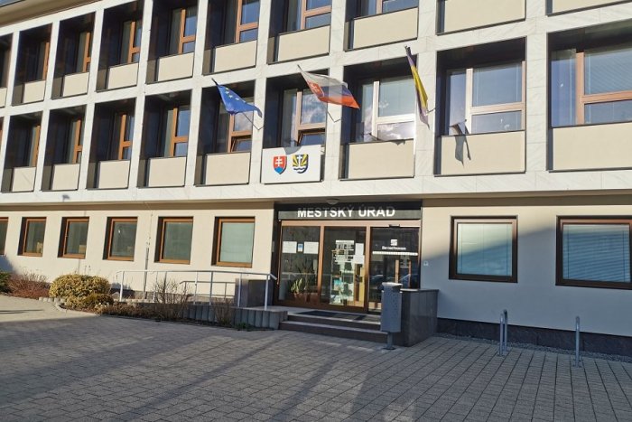 Ilustračný obrázok k článku Mestský úrad v Žiari je úplne zatvorený: Dokedy?