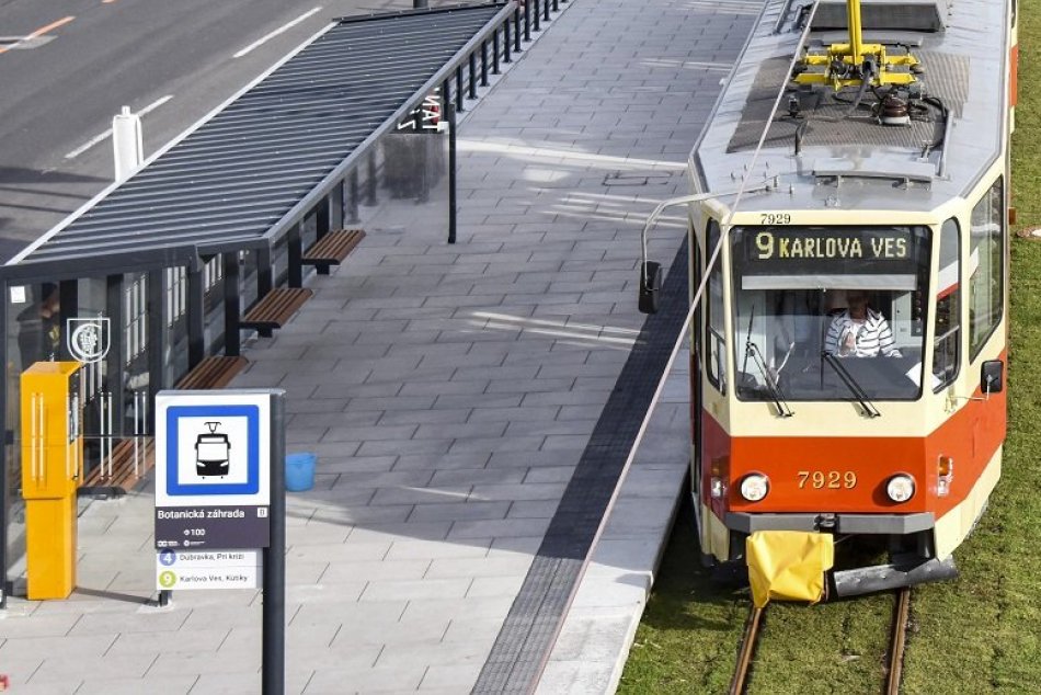 Ilustračný obrázok k článku Na zastávkach MHD pribudne novinka. TÁTO vec vás rýchlejšie zorientuje pri cestovaní!