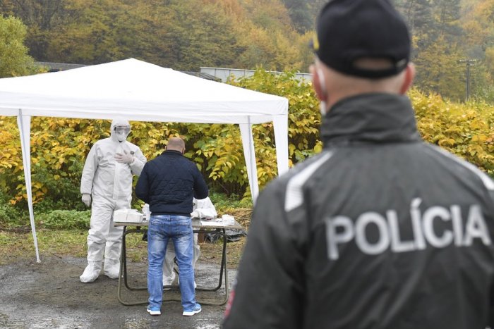 Ilustračný obrázok k článku Polícia zakročila: Žena bola v jednej obci pozitívna a v druhej negatívna