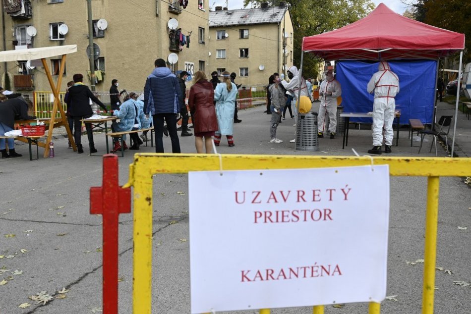 Ilustračný obrázok k článku Bytovku s rómskou komunitou dali do karantény: Pozitívni sú v každom vchode