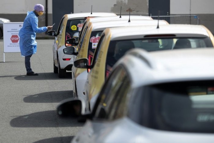 Ilustračný obrázok k článku Na letisku vás otestujú z auta: Mesto bude zverejňovať orientačné čakacie doby