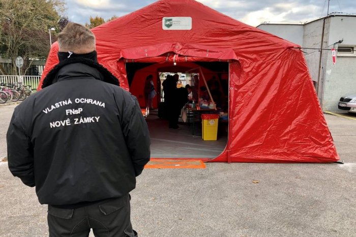 Ilustračný obrázok k článku Nemocnica pozastavuje ambulantnú starostlivosť: Pred vchodom opäť stojí červený stan