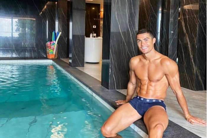 Ilustračný obrázok k článku Fešáčik Ronaldo sa vymakal, nahodil nový účes, ale je mu to NANIČ: Aj tretí test mal pozitívny!