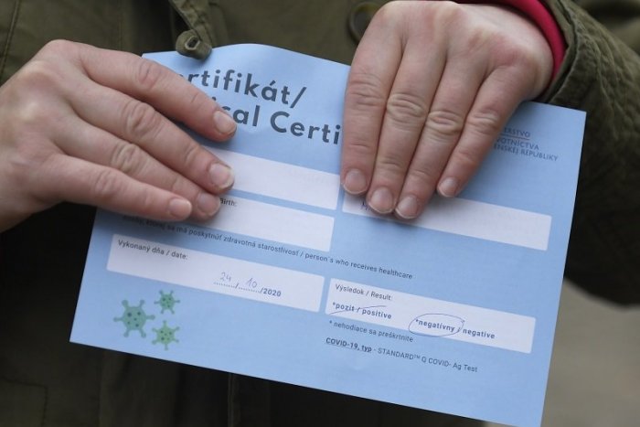 Ilustračný obrázok k článku Úrad vlády sa "obul" do Úradu na ochranu osobných údajov: Sporom je preukazovanie dokladu o negatívnom teste