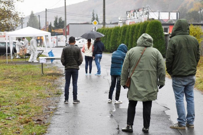 Ilustračný obrázok k článku Celoplošné testovanie: Pripravte sa na dlhé rady, varujú starostovia
