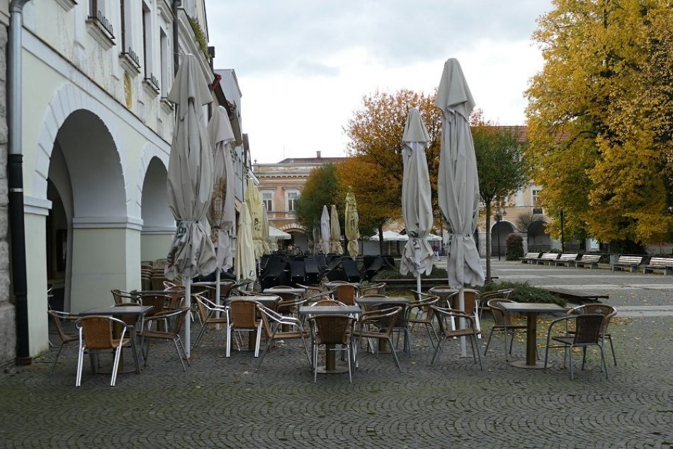 Ilustračný obrázok k článku Pomoc žilinským podnikom: Za nájom terás zaplatia symbolickú cenu