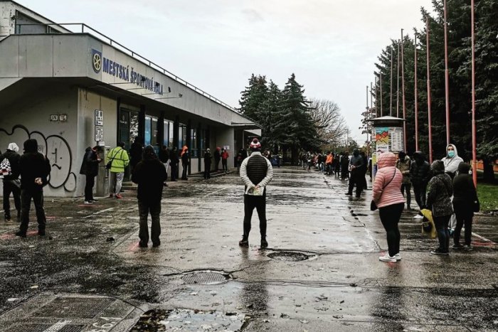 Ilustračný obrázok k článku PROSBA primátora Trnavy ohľadom testovania: Odberné miesta praskajú vo švíkoch!