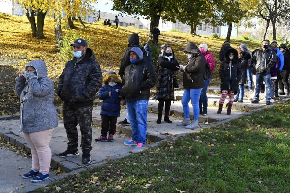Ilustračný obrázok k článku V OBRAZOCH: Testujú na Luníku IX, v divadle aj v školách