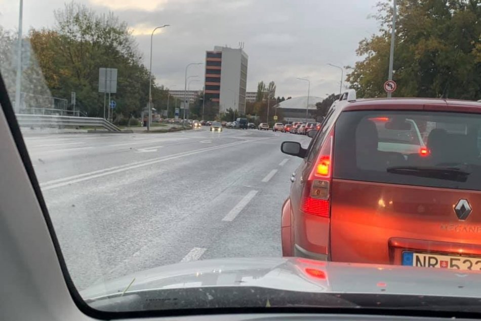 Ilustračný obrázok k článku Drive-in odberné miesta na Agrokomplexe sú PLNÉ! Otestujú len autá z Akademickej