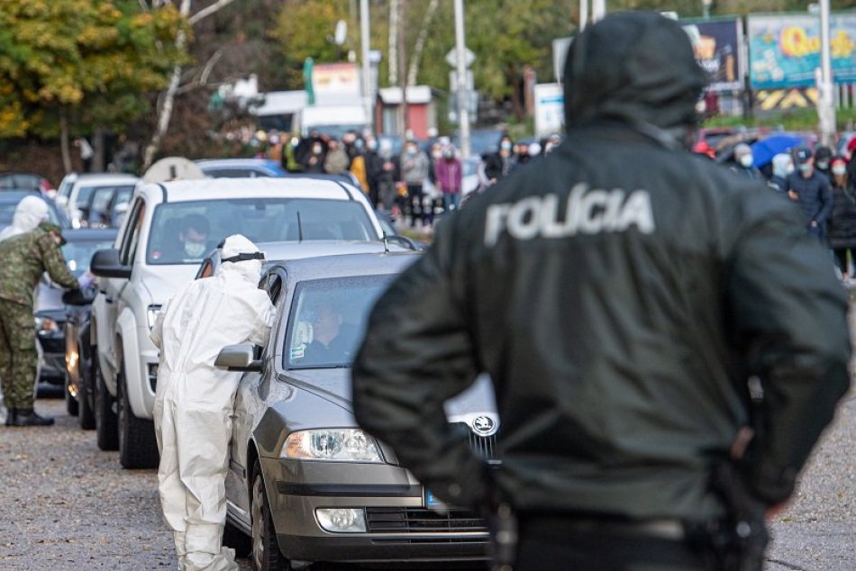 Ilustračný obrázok k článku V Prievidzi sa tvoria kvôli testovaniu dlhé rady: Dopravu riadia policajti