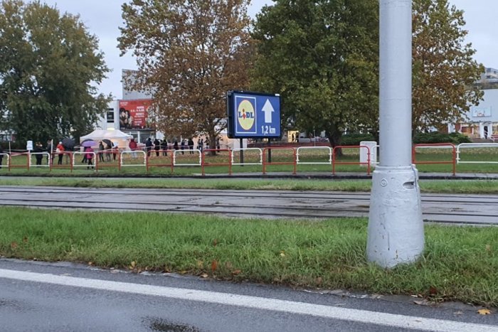 Ilustračný obrázok k článku Radšej prdnúť, ako zakašľať! Šírte dobrú náladu, nie vírus. Vyzýva nás samospráva Ružinova