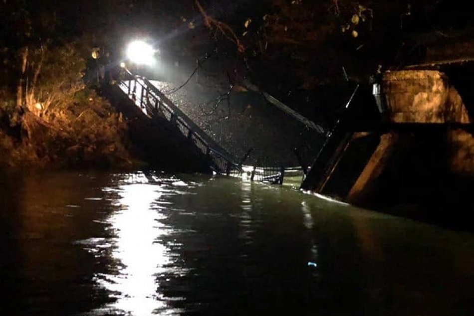 Ilustračný obrázok k článku Začali búrať a demontovať spadnutý most pri Kysaku. Kedy bude urobený nový most?