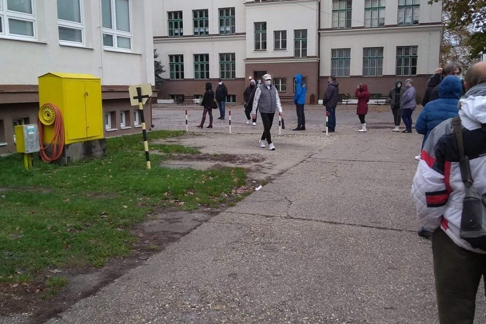 Ilustračný obrázok k článku O testovanie je záujem aj v Nových Zámkoch: Čaká sa dve až tri hodiny, FOTO