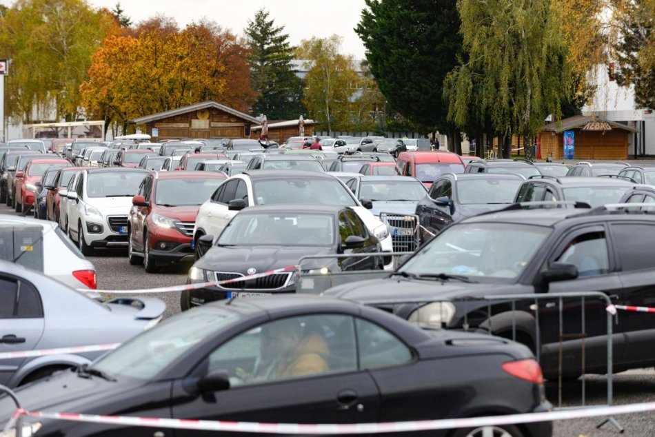 Ilustračný obrázok k článku V aute musíte byť minimálne traja: Drive-in testovanie v nedeľu s novými pravidlami