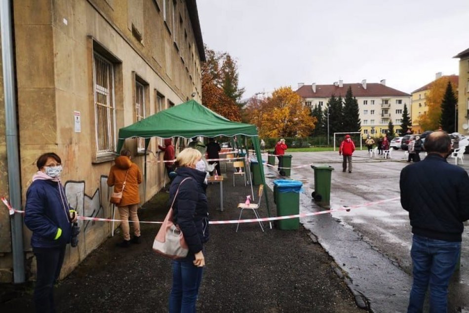 Ilustračný obrázok k článku Testovanie sa v Bystrici nezaobišlo bez problémov: Akú pomoc ponúklo mesto armáde?