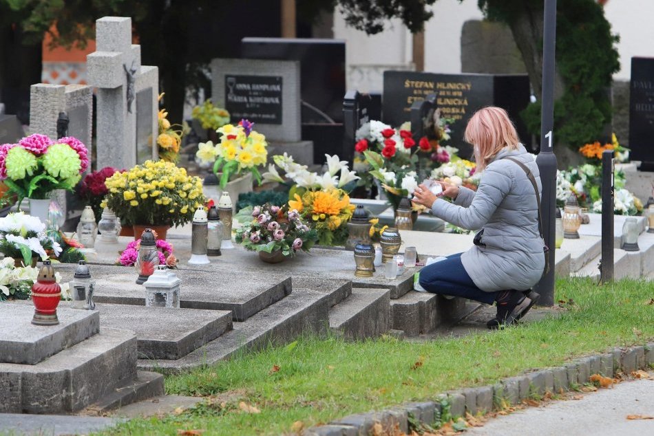 Ilustračný obrázok k článku Cintoríny v Mikuláši sa pripravujú na Dušičky: Veľké upratovanie a dlhšie otváracie hodiny