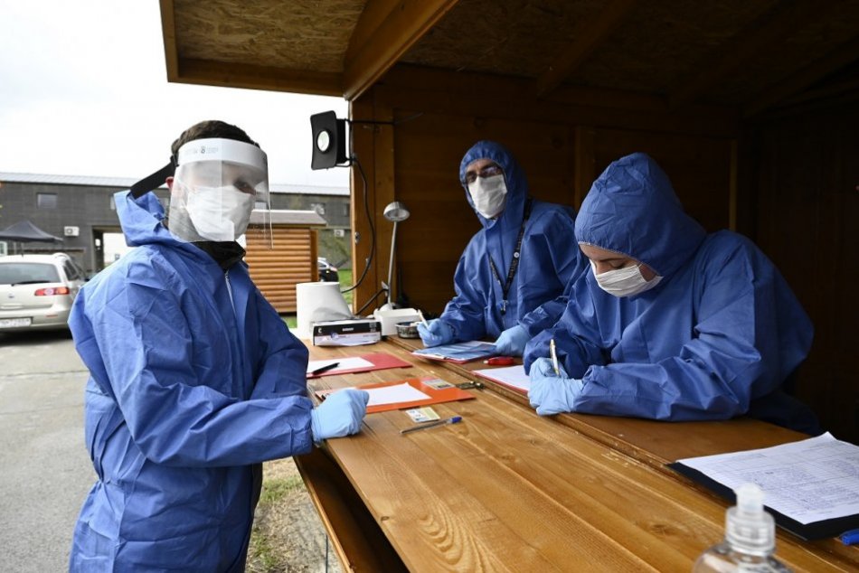 Ilustračný obrázok k článku Prvé výsledky v Trenčianskom kraji: Počet infekčných počítajú v tisícoch