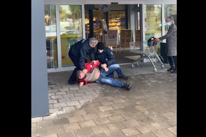 Ilustračný obrázok k článku Muž nerešpektoval čas pre seniorov: SBS-kári ho SPACIFIKOVALI ako v akčnom filme! VIDEO