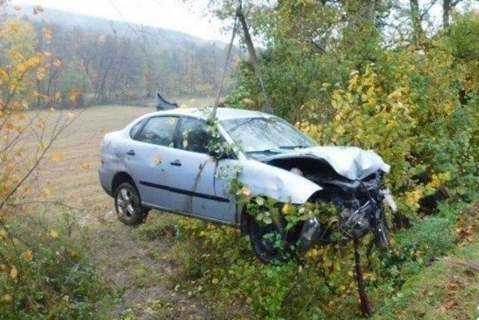 Ilustračný obrázok k článku Pri Zvolene skončilo auto mimo cesty: Zakliesnenú osobu museli vyslobodiť