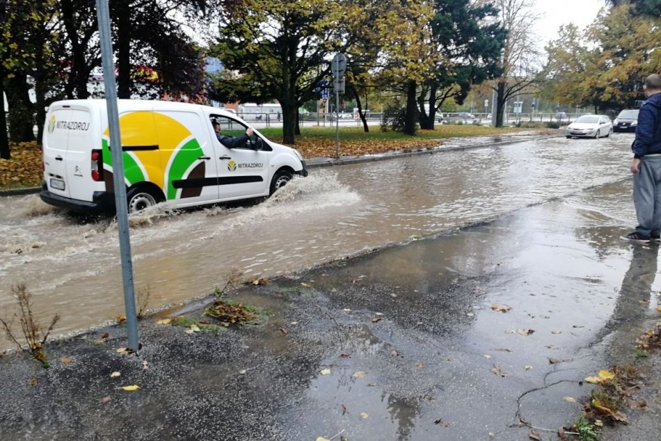 Ilustračný obrázok k článku Triedu Andreja Hlinku pred Progresom zaliala voda, FOTO