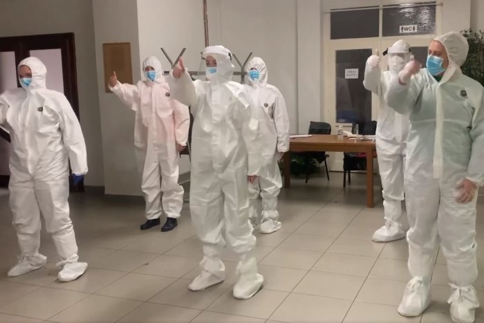 Ilustračný obrázok k článku HIT tancujúcich zdravotníkov: Takto zakončili testovanie v obci pri Nitre, VIDEO