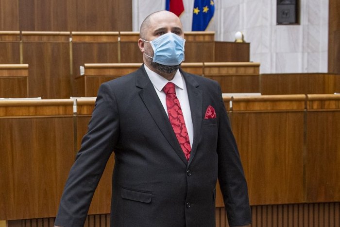 Ilustračný obrázok k článku Poslanca Sme rodina mal napadnúť policajt: Len som ho upozornil, že nemá rúško