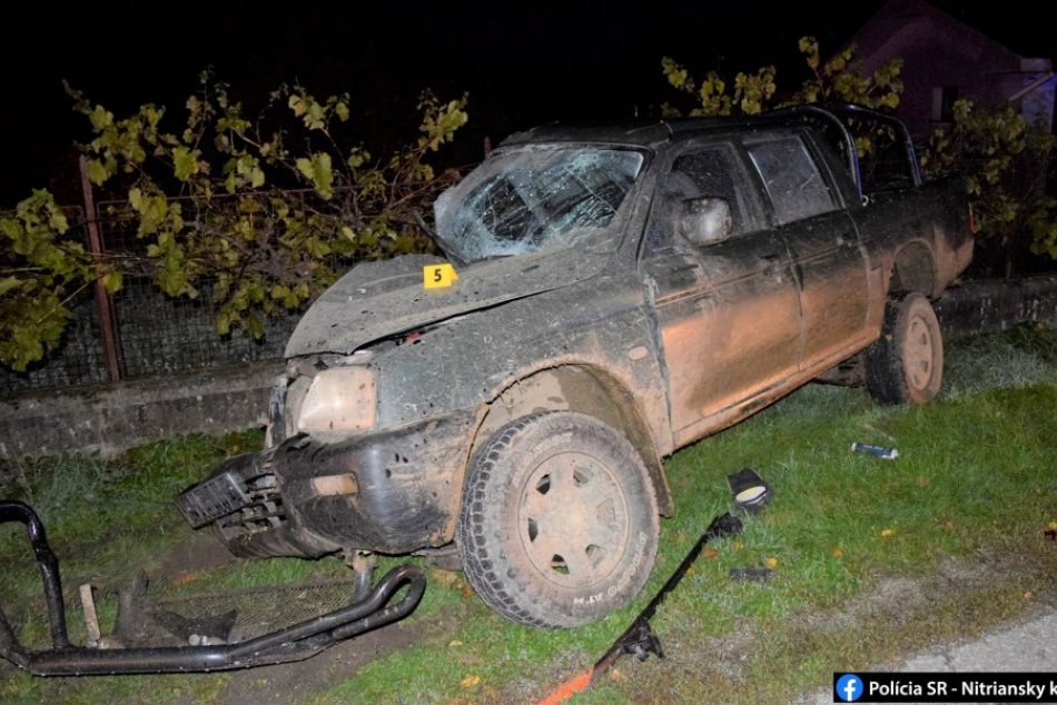 Ilustračný obrázok k článku Vodič zdemoloval zaparkované auto, stĺp aj plot: Po nehode nafúkal 1,9 promile, FOTO