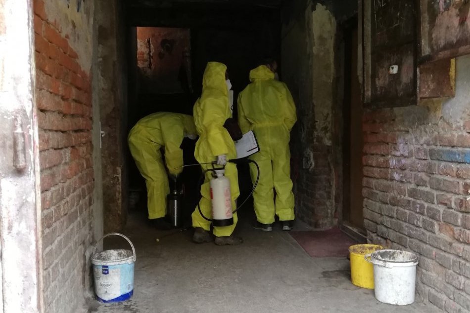 Ilustračný obrázok k článku Pod Pustým hradom je čistejšie: Známy bytový dom sa dočkal dezinfekcie, FOTO