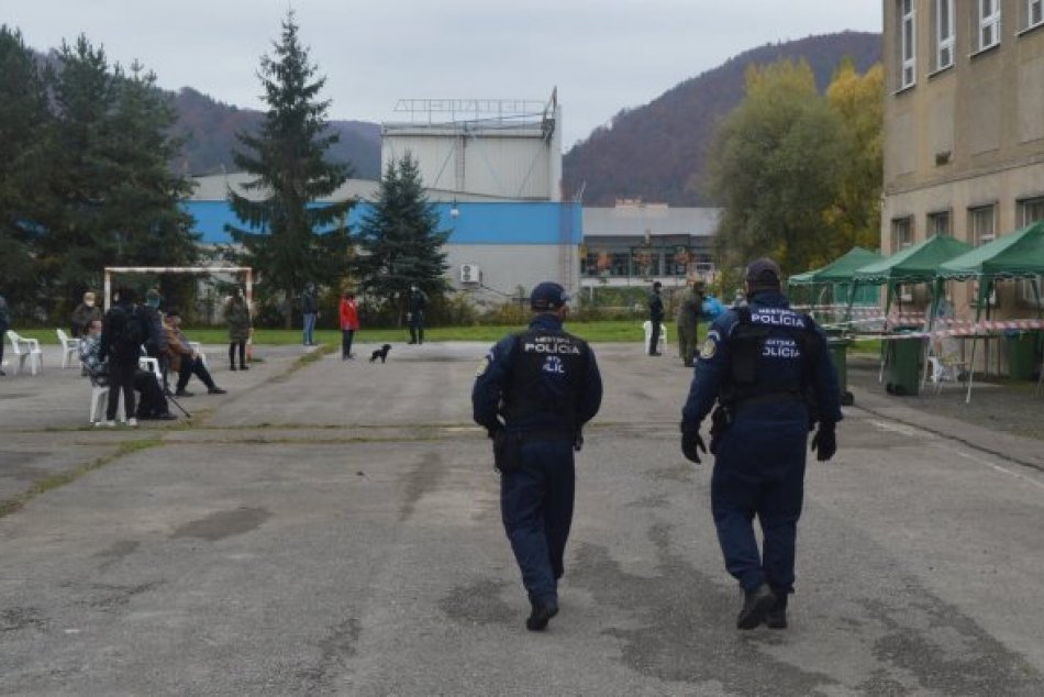 Ilustračný obrázok k článku Mestskáči o celoplošnom testovaní: Takto to v Bystrici vyzeralo počas víkendu, FOTO