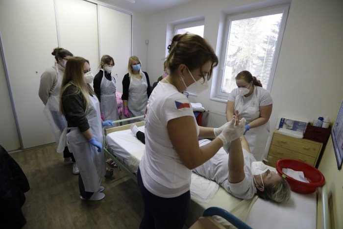 Ilustračný obrázok k článku SVET O SLOVENSKU: Česi odmietli plošné testovanie, iní ho zvažujú