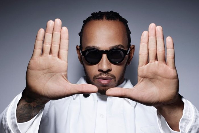 Ilustračný obrázok k článku Za volantom macher, v súkromí provokatér? Hamilton dráždi: Migrácia je skvelá vec!