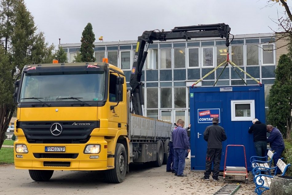 Ilustračný obrázok k článku V nemocnici v Šaci stany na testovanie na koronavírus vystriedali moderné kontajnery, FOTO