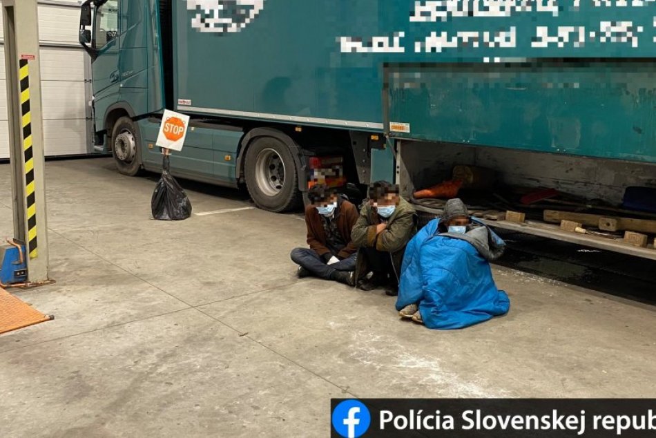 Ilustračný obrázok k článku Na hranici s Ukrajinou zadržali skupinu migrantov: Skrývali sa pod kamiónmi, FOTO