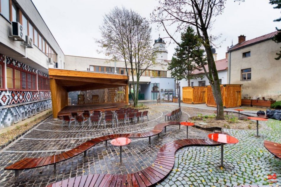 Ilustračný obrázok k článku Vyzerá to výborne: V centre Trenčína vyrástol nový atraktívny priestor, FOTO