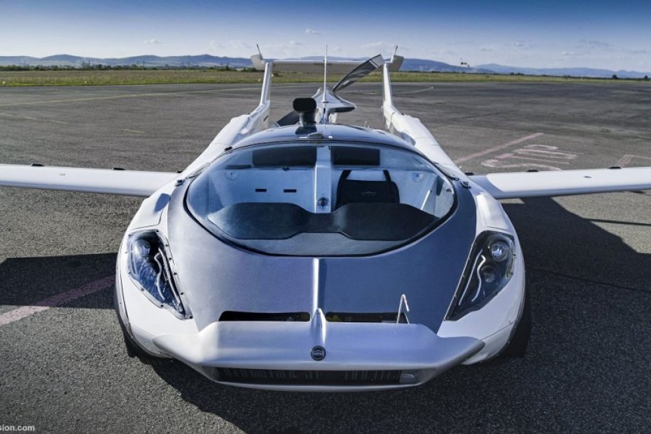 Ilustračný obrázok k článku Rodák z Nitry predstavil nové lietajúce auto: AirCar má za sebou prvý let, VIDEO