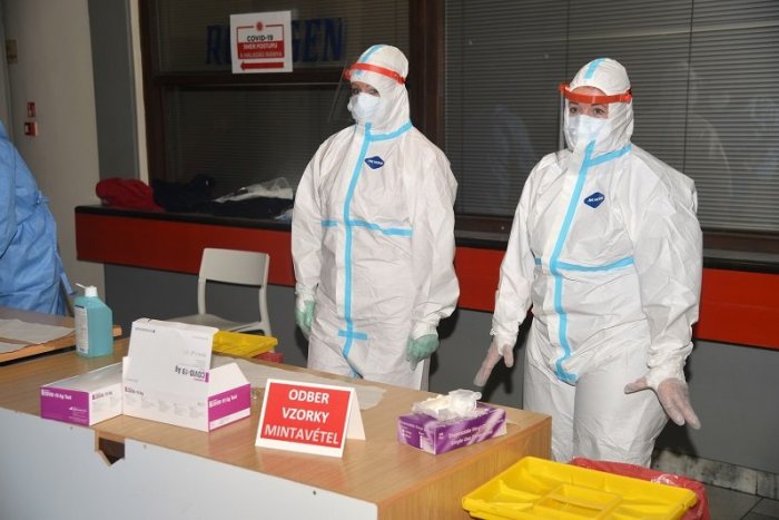 Ilustračný obrázok k článku Testuje sa aj v Trnavskom kraji: Nástup policajtov na odbery sa nezaobišiel bez problémov