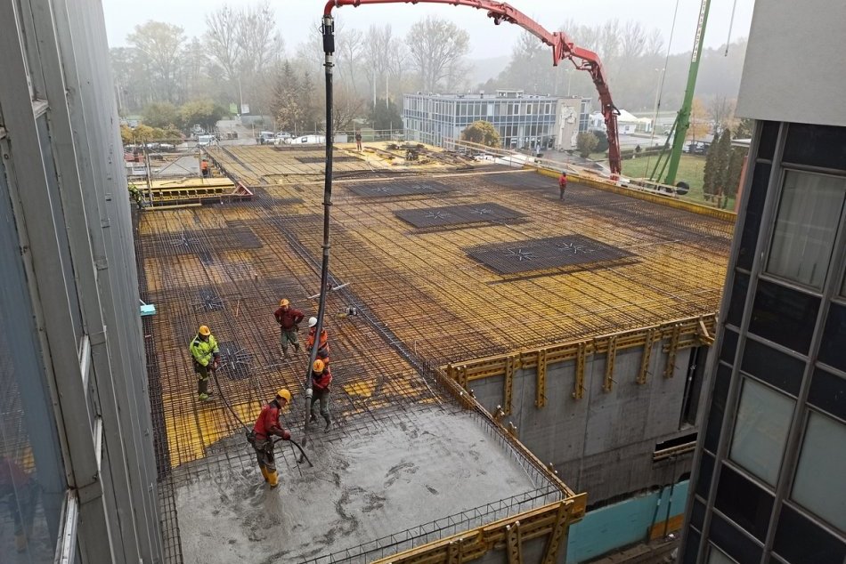 Ilustračný obrázok k článku Druhá vlna koronavírusu neovplyvnila výstavbu urgentného príjmu v nemocnici v Šaci, FOTO