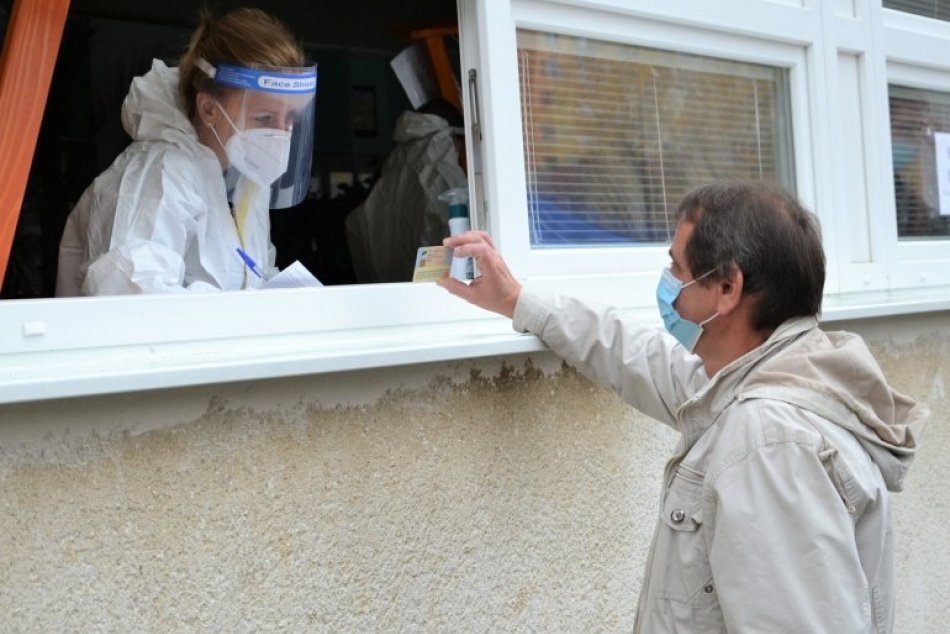 Ilustračný obrázok k článku Testovanie v Humennom prebieha pokojne aj druhý deň, FOTO