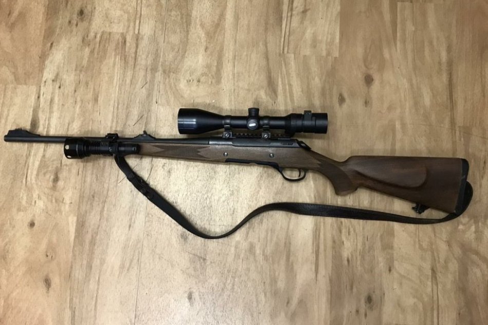 Ilustračný obrázok k článku Nešikovný poľovník: Namiesto líšky postrelil seba, operácia v Trenčíne, FOTO