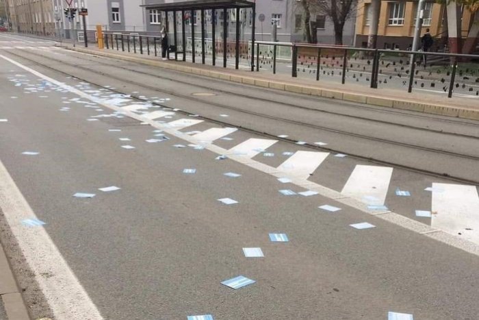 Ilustračný obrázok k článku FOTKA, ktorá obletela Slovensko: Po meste sa povaľujú stovky modrých certifikátov!