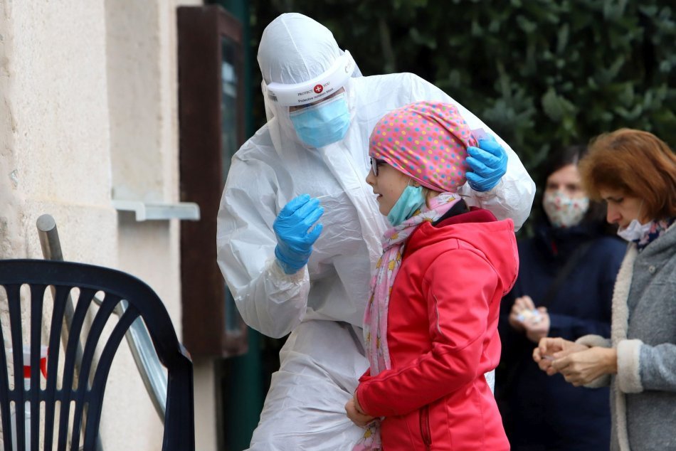 Ilustračný obrázok k článku Školáci ostávajú po prázdninách doma: Trnavská župa pripravuje masové testovanie