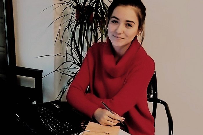 Ilustračný obrázok k článku Študentka z popradských „BILINGVÁLOK“ spisovateľkou: Lucka Vlčeková vydáva román