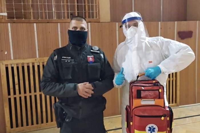 Ilustračný obrázok k článku Policajt hrdinom: Na odberoch v Moravciach pomohol mužovi s vážnymi problémami