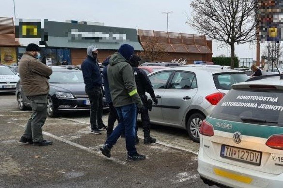 Ilustračný obrázok k článku NAKA zatýkala na Považí: Protidrogový zásah v Trenčíne i Žiline, FOTO