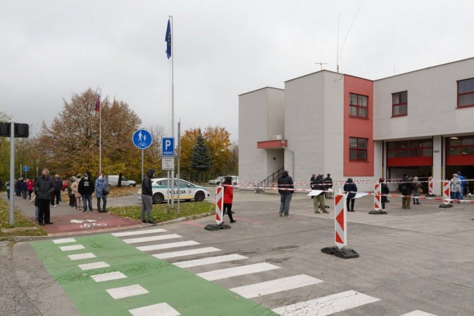 Ilustračný obrázok k článku Odberné miesto na Čermáni praská vo švíkoch: Rad ľudí nemal konca, FOTO